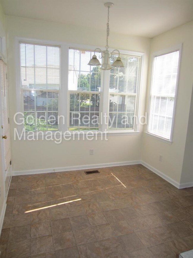 Building Photo - 3000 Dawnbrook Dr