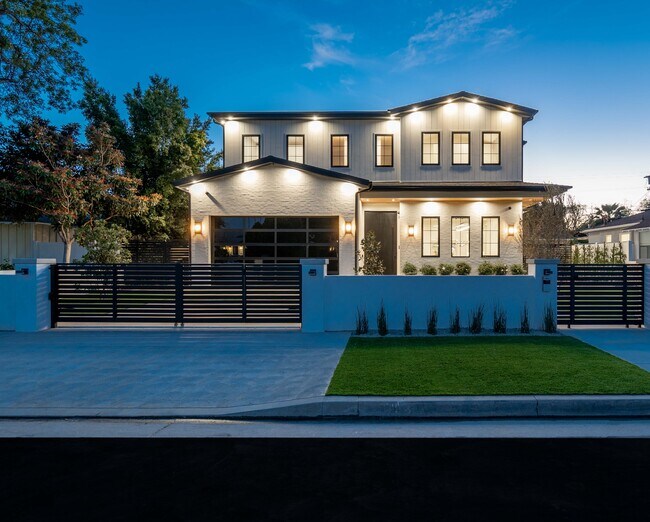 Building Photo - 4919 Mammoth Ave