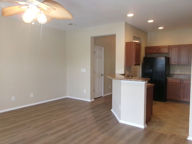 Foto del edificio - 3 bedroom, 3 bath townhome in Kiskadee Parke