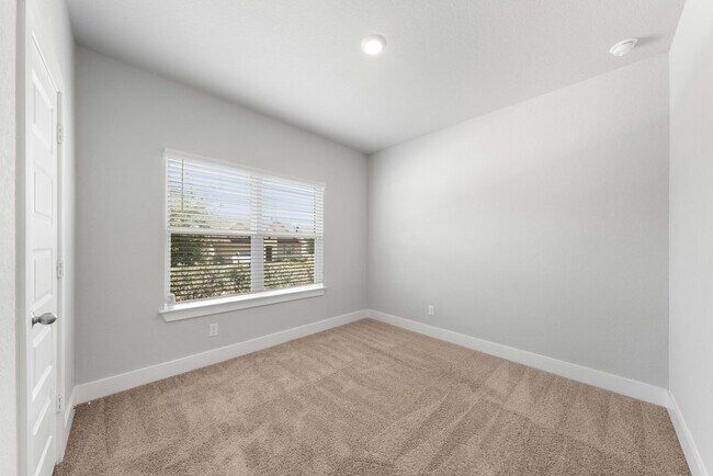 Foto del edificio - Spacious 5-Bed Home with Community Perks, Lake Access, and Private Fenced Yard in San Antonio