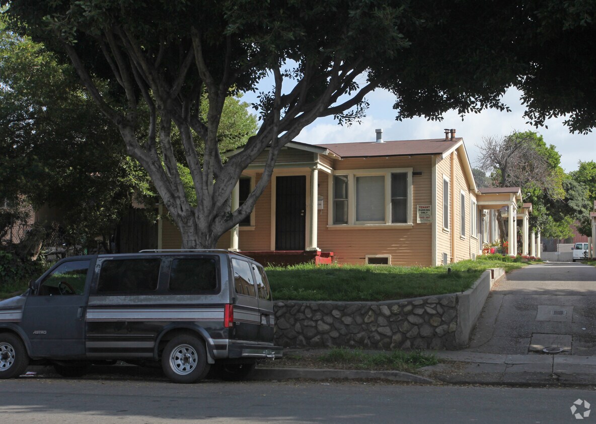 Foto del edificio - 3224-3230 Verdugo Rd