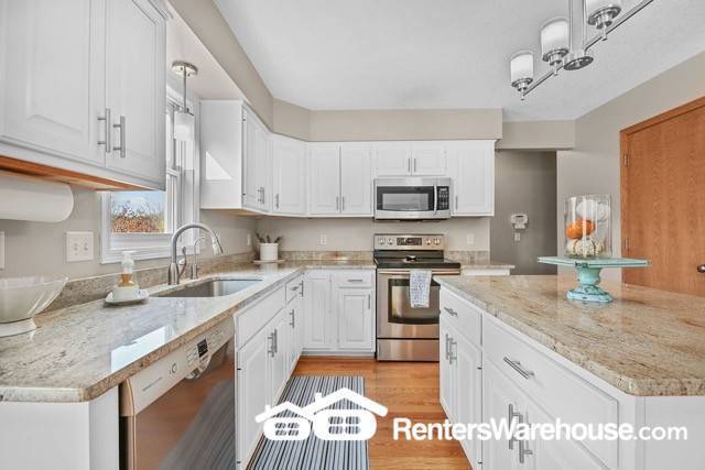 Building Photo - Available May 1 - 4 Bedroom 3.5 Bath single family home in Woodbury