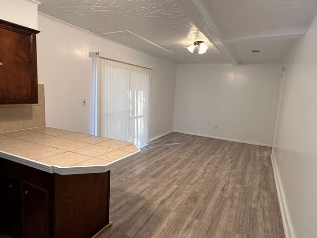 Building Photo - 3127 Fleetwood Dr