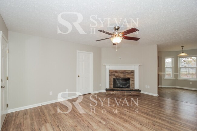 Foto del edificio - The living is easy in this 4 bedroom, 2 ba...