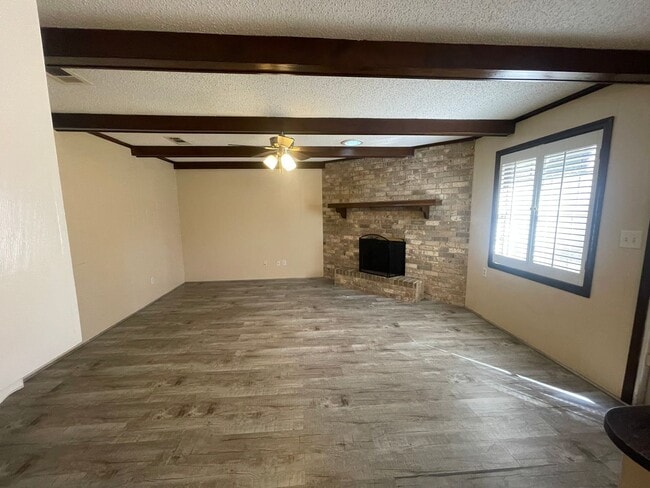 Foto del edificio - Lovely Two-Story Brick Home Located In "Western Hills" Off Pines Road