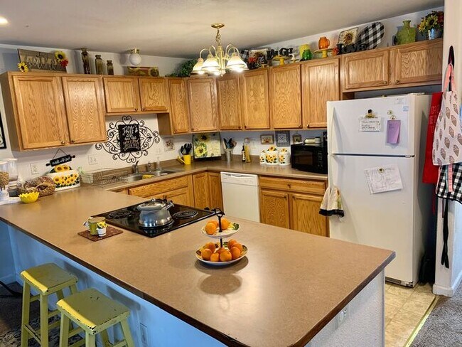 Foto del edificio - Spacious 4 Bed/3 Bath Duplex in Greeley - Water/Sewer Included in Rent