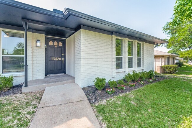Foto del edificio - 13420 Purple Sage Rd