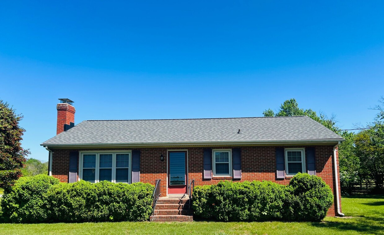 Foto principal - 3 bedroom 1 bath rancher with full basement