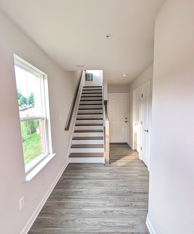 Foyer - 6119 Northwest Dr