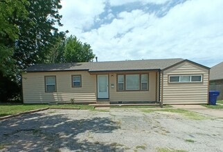 Building Photo - 1405 Sandra Dr