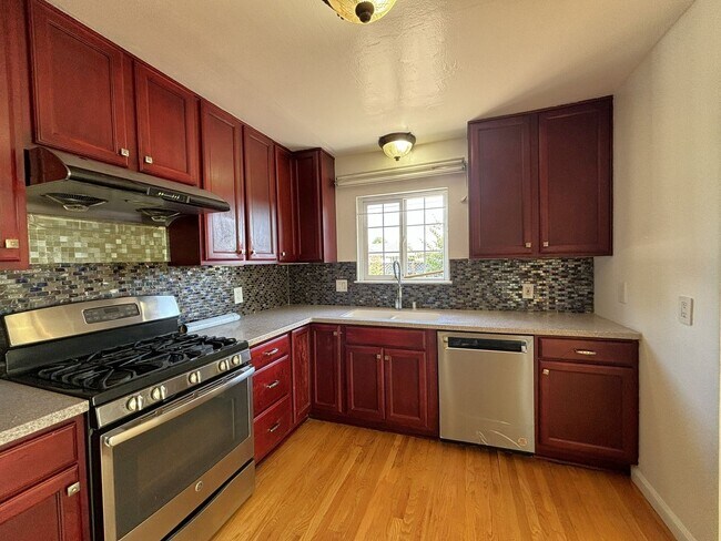 Building Photo - Gorgeous 3 Bedroom 3 bath with office spac...