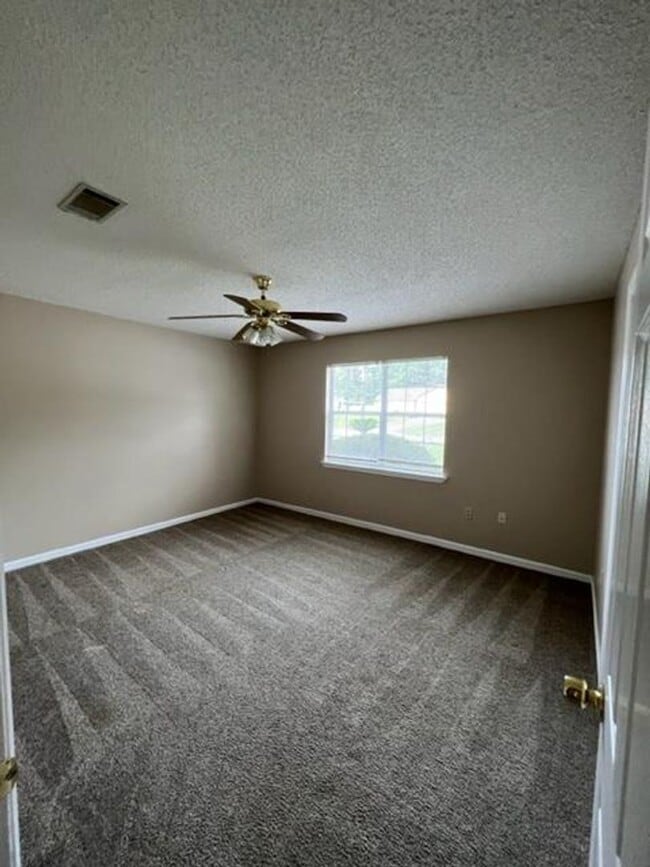 Building Photo - 2 Bedroom, 2 bath duplex