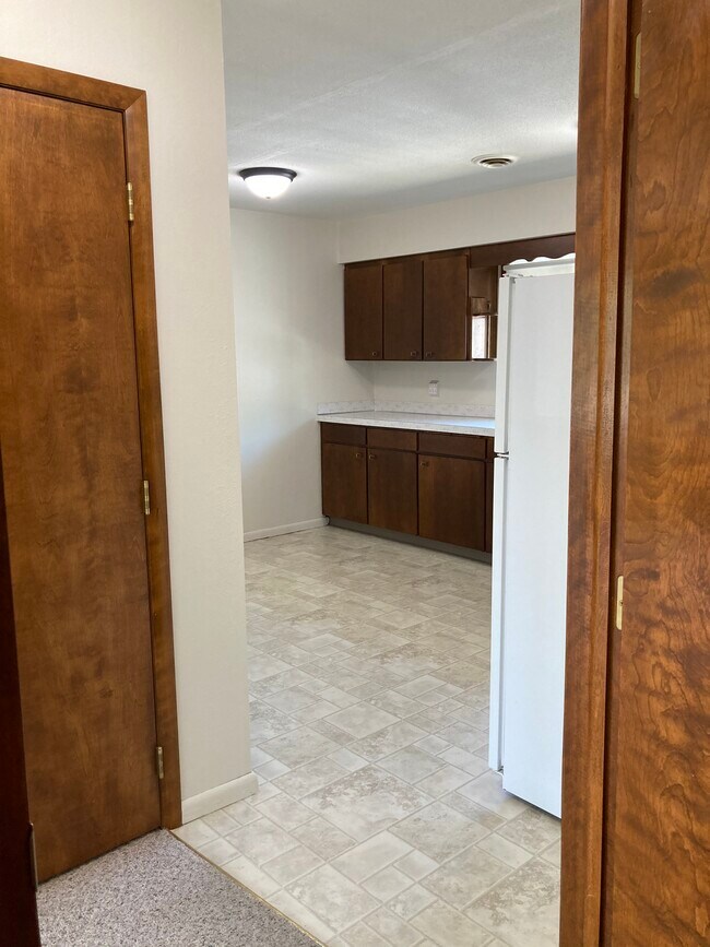 Entrada al apartamento mirando directamente a la cocina. - 425 6th Ave NW