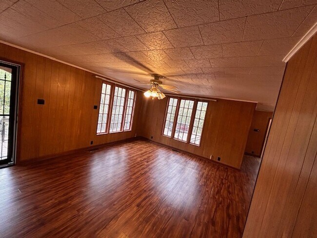 Building Photo - 149 Ravine St