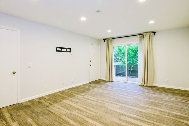 Foto del edificio - Discover this well-appointed 2-bedroom, 2-bath condo in Lake Forest