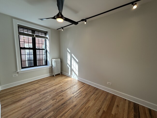 Building Photo - 4526 N Sheridan Rd