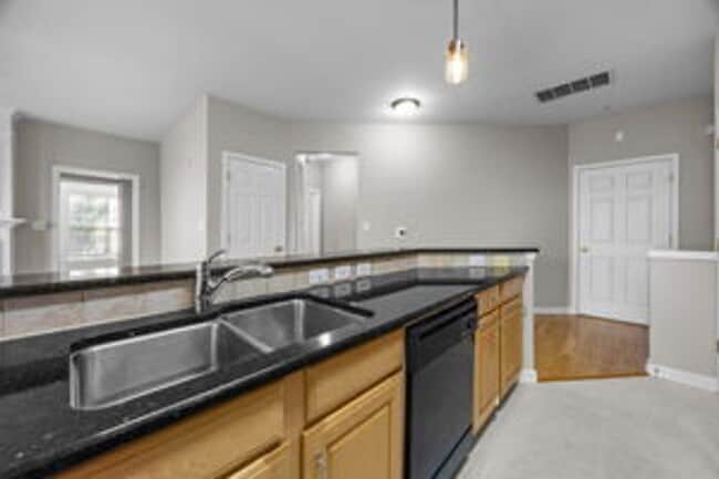 Building Photo - Charming 2 Bed + Office Condo in the Heart...