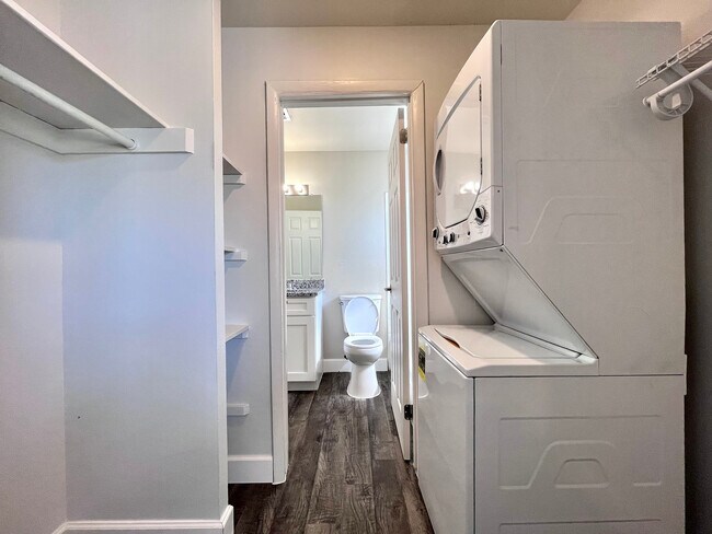 Experimente la comodidad moderna en este espacio de baño y lavandería bien diseñado. - Inertia Apartments