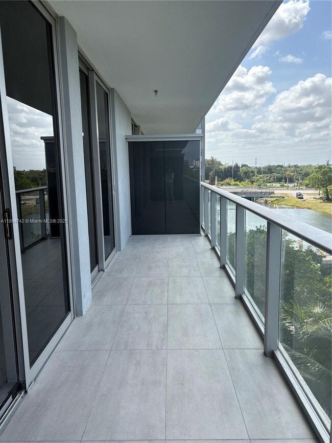 Foto del edificio - Beautiful 2-Bedroom + Den Condo with Bay V...