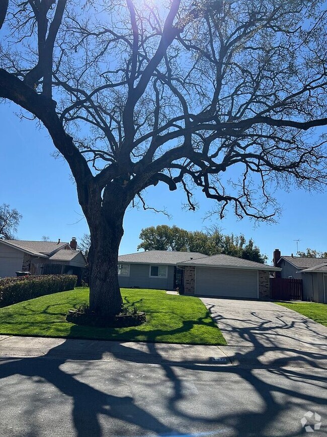 Building Photo - 8812 Fallbrook Way