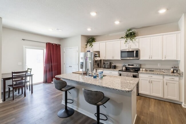 Building Photo - PRIVATE POOL & CLUBHOUSE!! 3 Bedroom, 2.5 Bathroom Townhome in Ankeny!