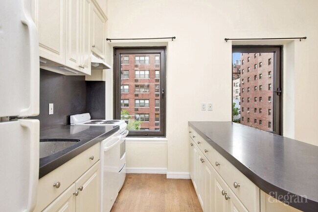 Building Photo - 200 E 35th St