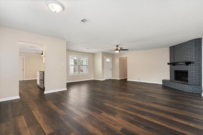 Building Photo - 122 Lake Forest Blvd
