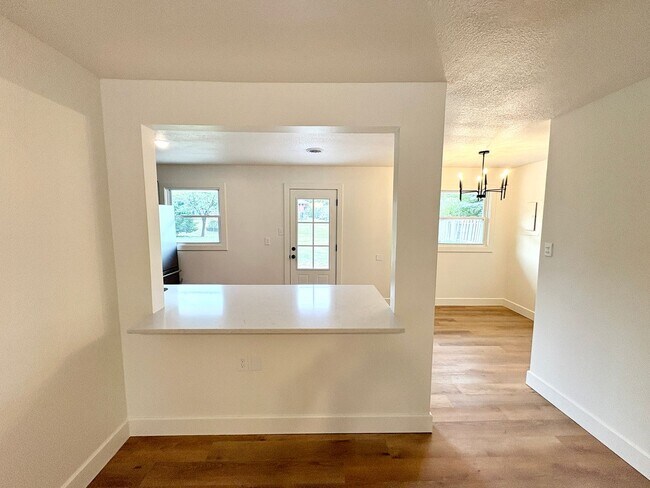 Foto del edificio - Newly Remodeled Home near KSU Football Sta...