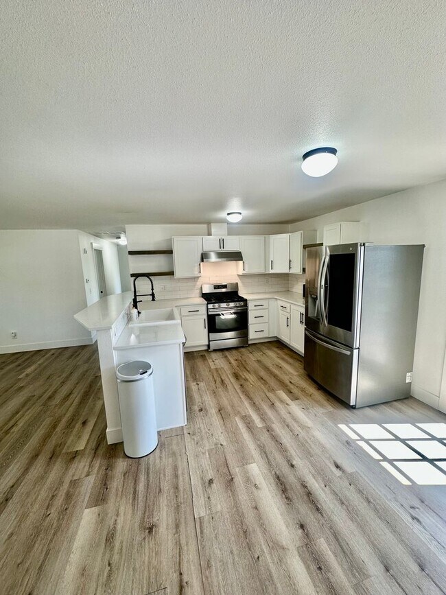 Foto del edificio - Freshly remodeled 3 bdrm, 2 bath with deta...