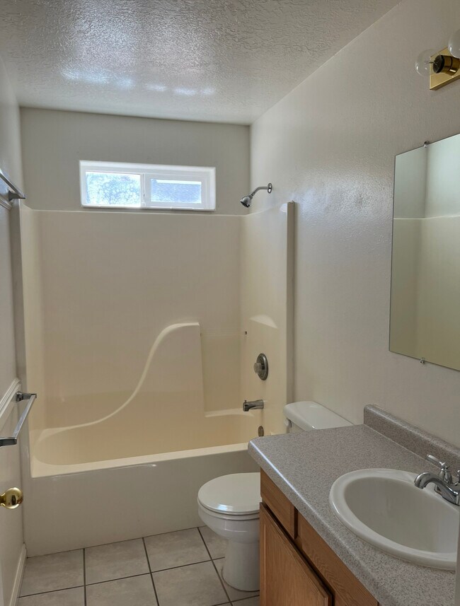 Foto del edificio - 250 E 170 N