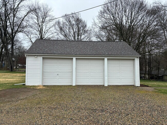 Building Photo - 1420 E Osterhout Ave