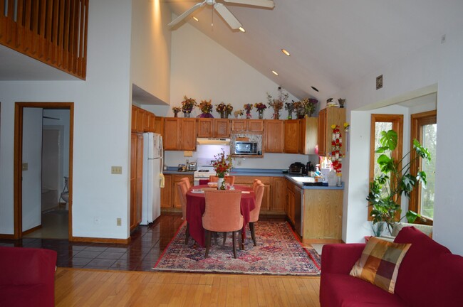 Foto del edificio - 5212 Rustling Oaks Ln