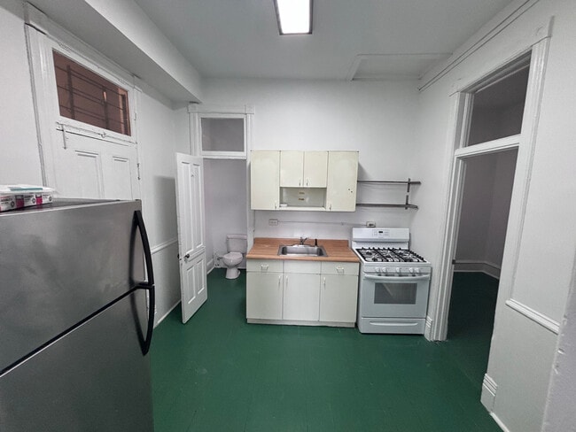 Building Photo - 1905 W Division St