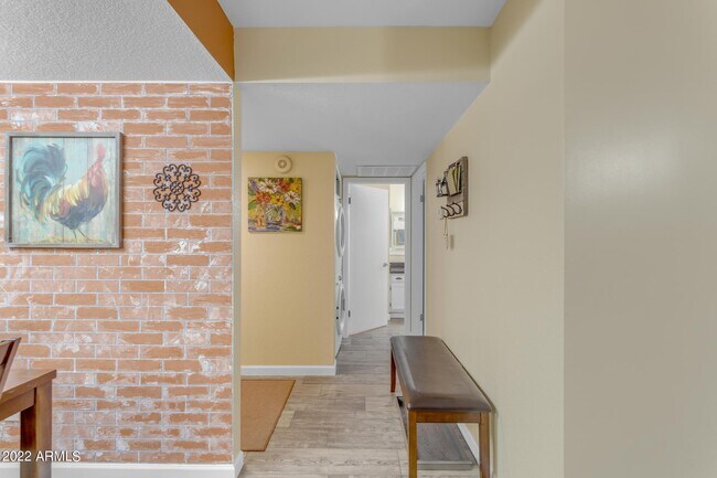 Building Photo - 2146 W Isabella Ave