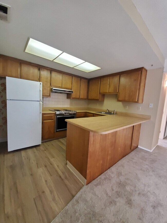 Foto del edificio - Roseville 2 Bedroom Duplex, New Carpet, Central Heat and Air, Large Fenced Yard