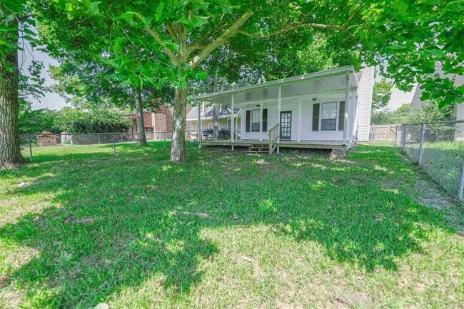 Building Photo - Lake View & Access!  3 bedroom, 2 bath hom...