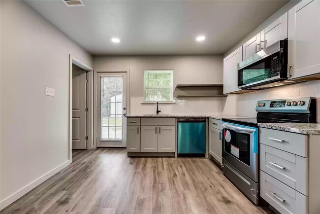 This kitchen has it all including new appliances! - 328 S Main St