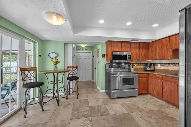 Building Photo - 617 Valley Hill Dr