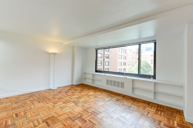 Building Photo - Spacious & Bright Studio at River Place South