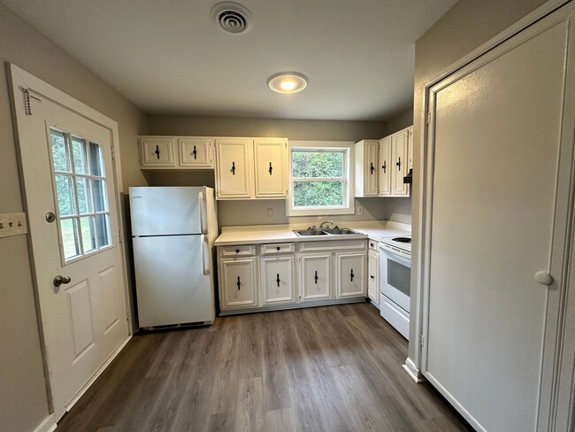 Building Photo - 7446 Bellehaven Dr