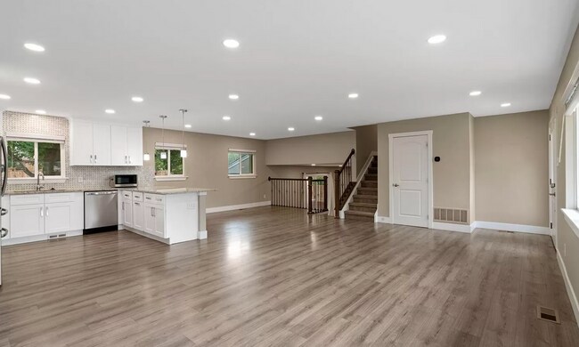 Foto del edificio - Modern 5 bed, 3.5 bath home in Lakewood!