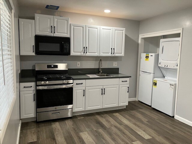 Kitchen - 451 S Aldenville Ave