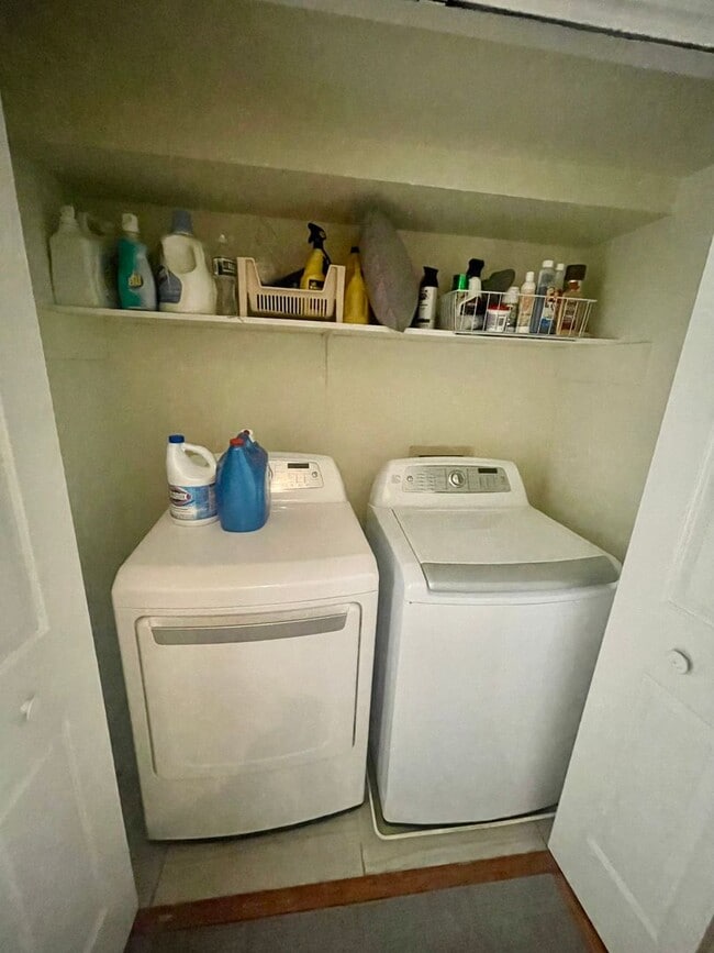 Building Photo - FULLY FURNISHED - PERFECT FOR THE COLLEGE ...