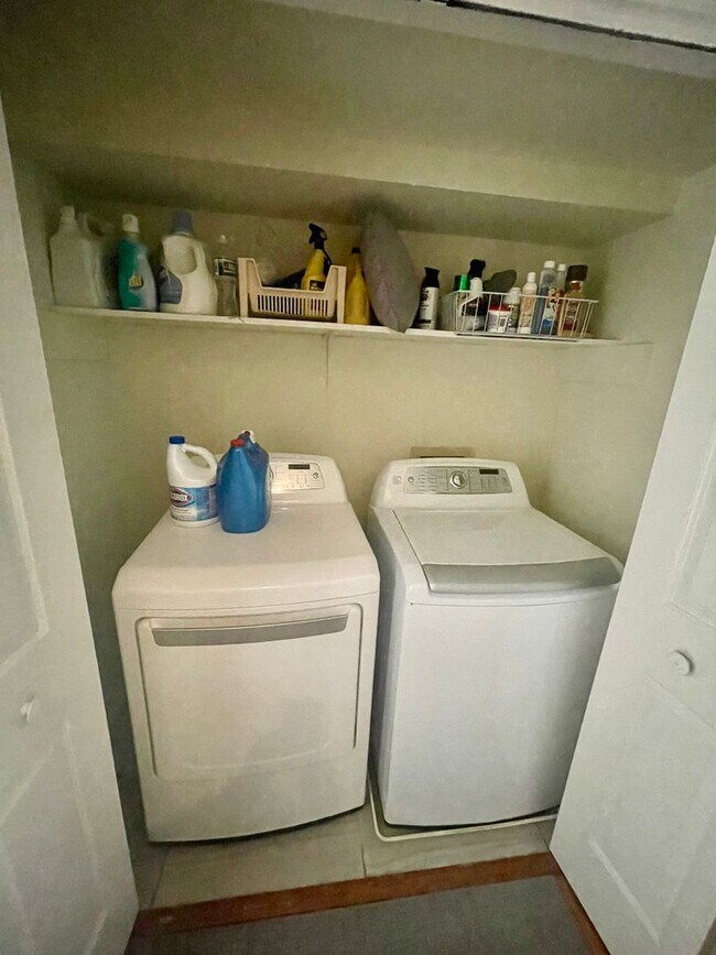 Foto del edificio - FULLY FURNISHED - PERFECT FOR THE COLLEGE ROOMMATES OR INSURANCE CLAIM- Welcome to this stunning ...