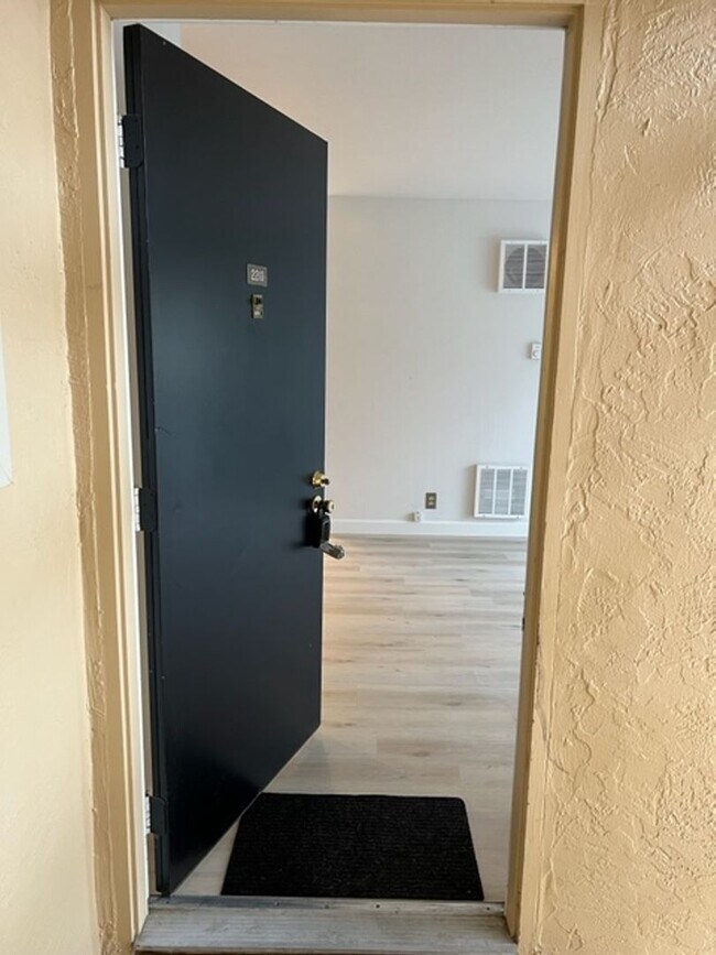 Building Photo - Great One Bedroom Condo Golden Oaks Monterey