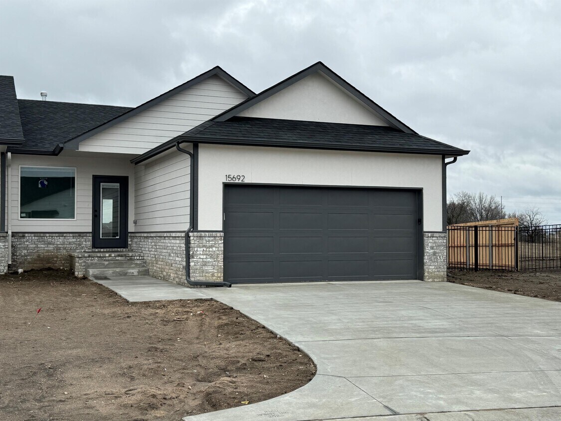 Primary Photo - 1130 N Broadview Ln