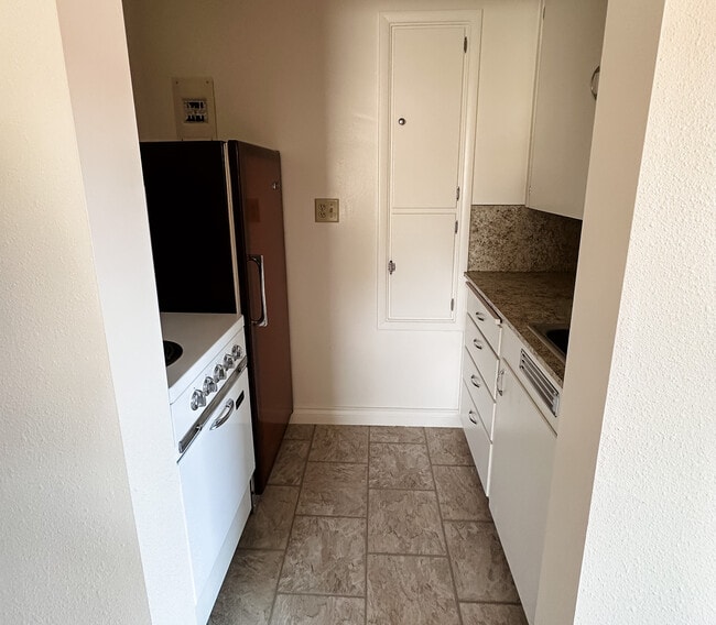 Kitchen - Brentwood Apartments