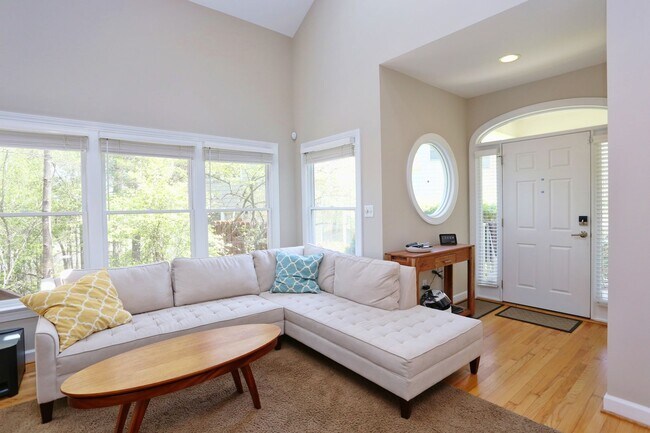 Foto del edificio - End Unit Townhome in the Heart of Chapel Hill
