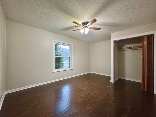 Building Photo - 2 Bedroom/ 1 Bath Home Between Cave City and Batesville!