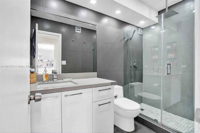 Foto del edificio - 9180 W Bay Harbor Dr